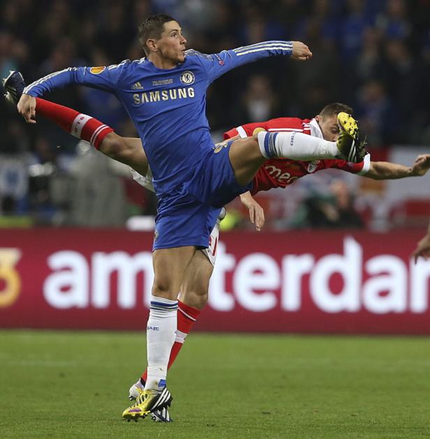 Fernando Torres (Chelsea) und ein Spieler von Benfica Lissabon kämpfen um den Ball.