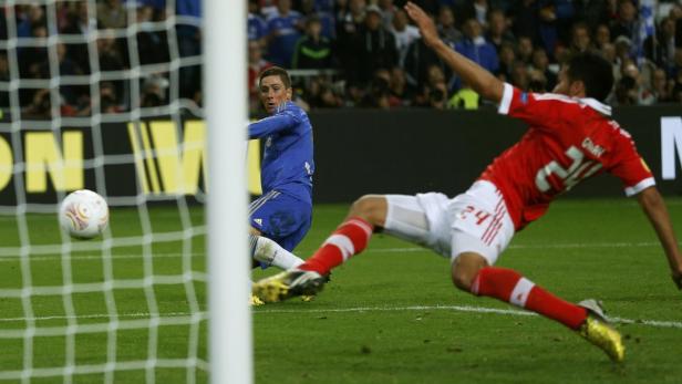 Fernando Torres schießt den Ball aufs Tor.