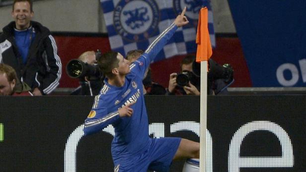 Ein Fußballspieler im blauen Trikot jubelt neben einer Eckfahne.