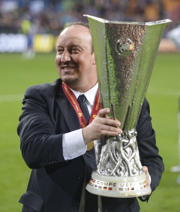 Rafael Benítez hält die UEFA Europa League Trophäe.