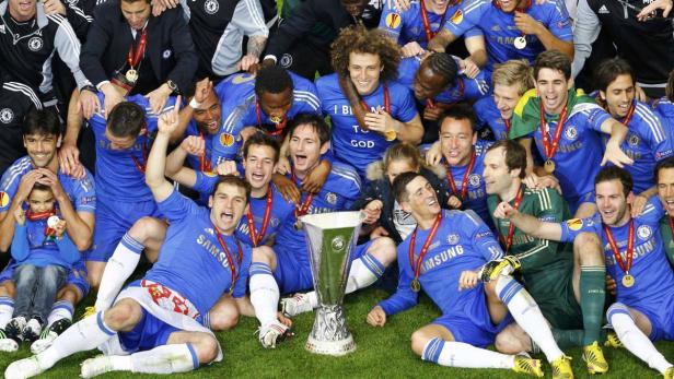 Die Fußballmannschaft Chelsea feiert mit der Europa-League-Trophäe.