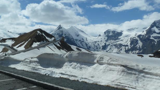 Panorama-Tour entlang weißer Schneewände