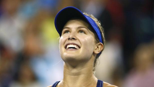 Die junge Kanadierin ist der Shooting-Star auf der WTA-Tour. Eine lächelnde Tennisspielerin mit blauem Visier blickt nach oben.