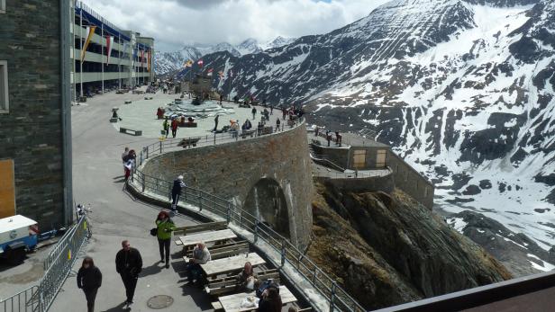 Panorama-Tour entlang weißer Schneewände