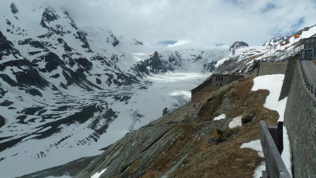 Panorama-Tour entlang weißer Schneewände