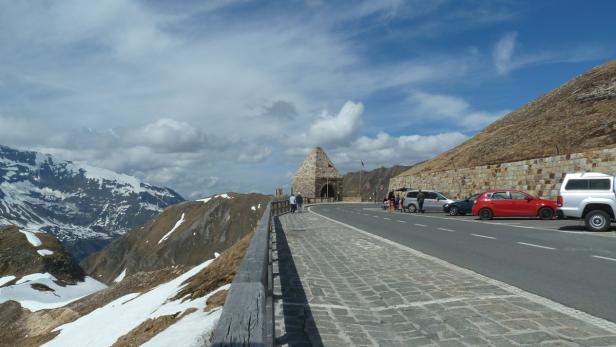 Panorama-Tour entlang weißer Schneewände