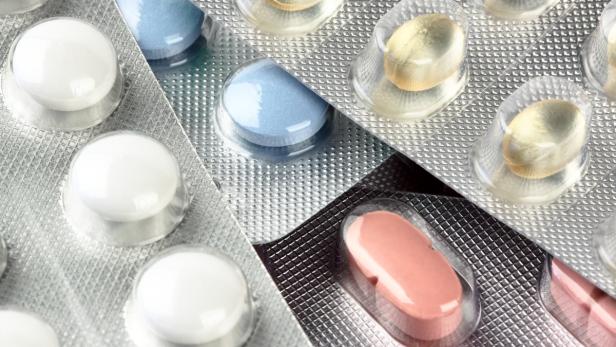 Verschiedenfarbige Tabletten in einer Blisterpackung.