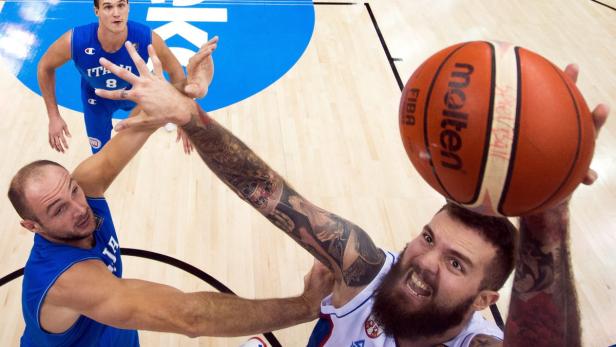 Basketballspieler kämpfen um den Ball während eines Spiels.