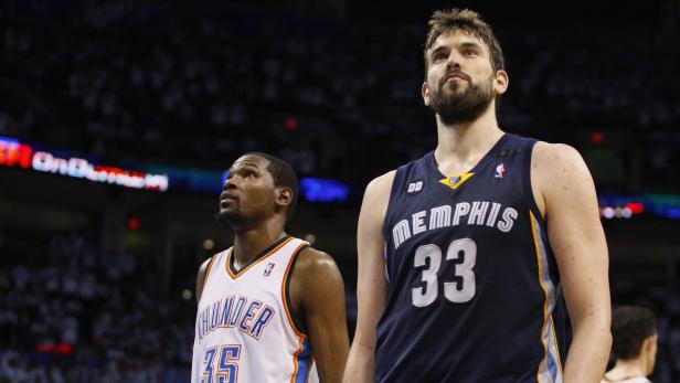 Zwei Basketballspieler, Kevin Durant und Marc Gasol, stehen auf dem Spielfeld.