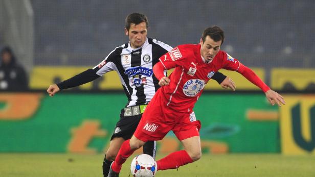 Zum Nachlaufen: Anel Hadzic (links) gewann nicht viele Zweikämpfe Zwei Fußballspieler kämpfen um den Ball auf dem Spielfeld.