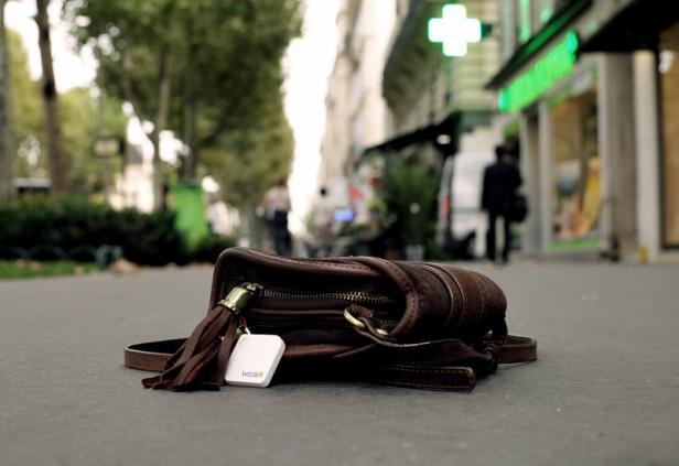 Wistiki -Handtasche Eine verlorene Handtasche liegt auf dem Bürgersteig vor einer Apotheke.