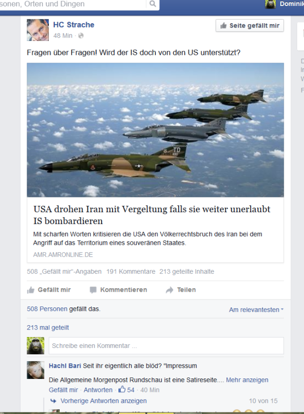 Mehrere Kampfflugzeuge fliegen in Formation über den Wolken.