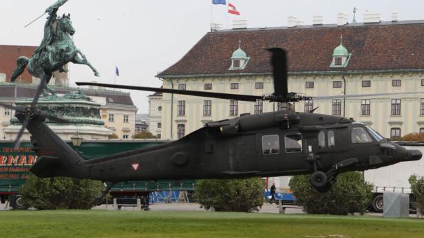 Vor Nationalfeiertag: Helikopter am Heldenplatz