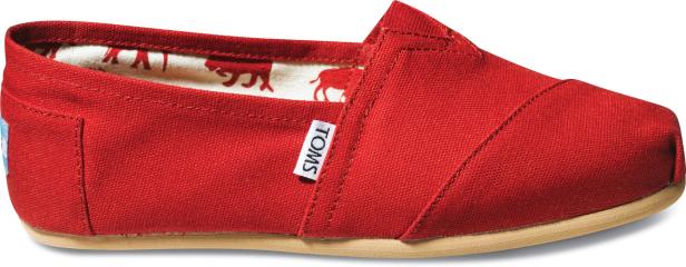 Ein roter TOMS Schuh im Slip-On-Stil.