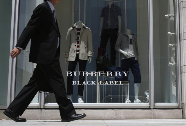 Ein Mann geht an einem Burberry Black Label Schaufenster vorbei.