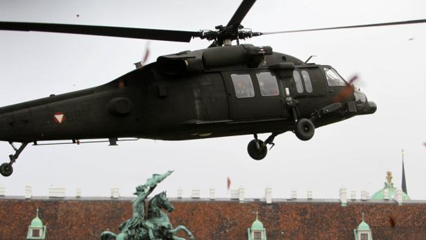 Vor Nationalfeiertag: Helikopter am Heldenplatz