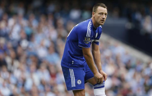 John Terry im blauen Trikot des FC Chelsea auf dem Spielfeld.