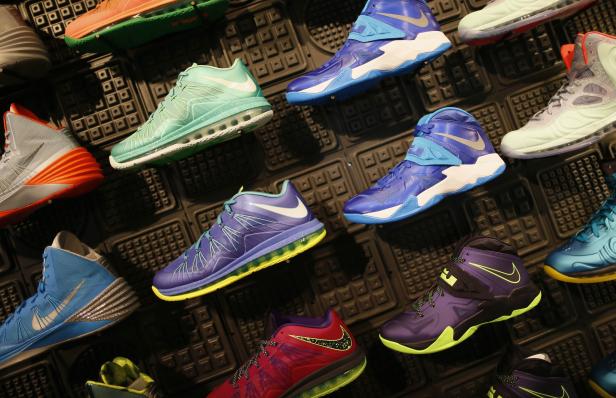 Verschiedene bunte Nike-Sneaker liegen auf einem dunklen Untergrund.