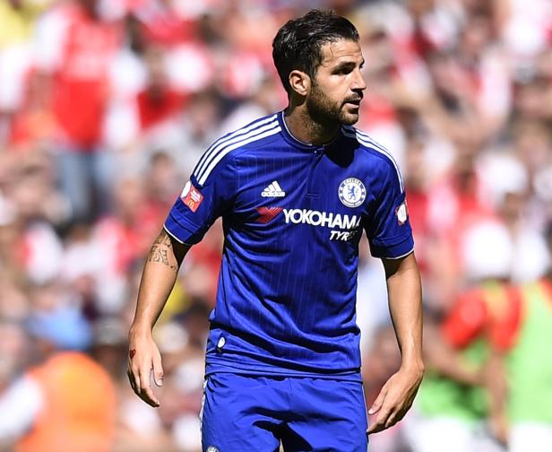 Ein Fußballspieler im blauen Trikot von Chelsea auf dem Spielfeld.