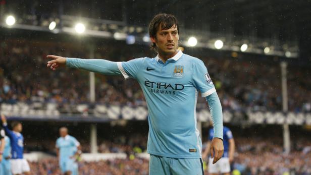 David Silva im hellblauen Trikot von Manchester City zeigt mit dem Finger.