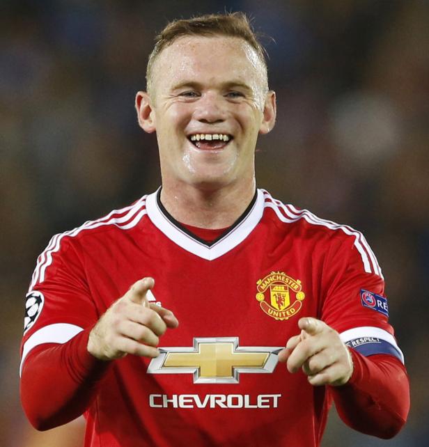Wayne Rooney im Trikot von Manchester United zeigt mit beiden Händen auf den Betrachter.