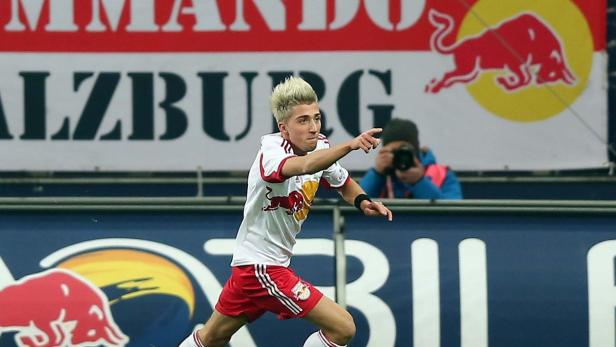 Ein Fußballspieler von Red Bull Salzburg jubelt auf dem Spielfeld.