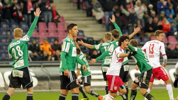 Fußballspieler während eines Spiels auf dem Rasen.