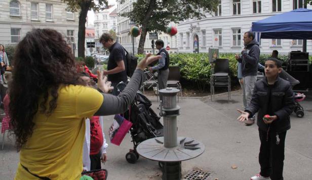 Eine Gruppe von Menschen jongliert mit Bällen auf einer Straße.