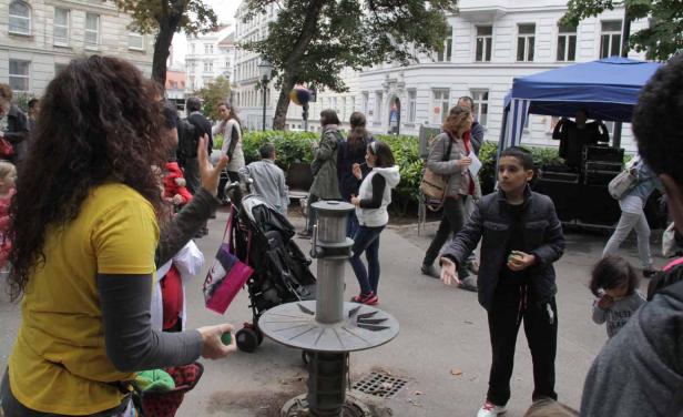Eine Menschenmenge versammelt sich auf einem Platz in der Stadt.