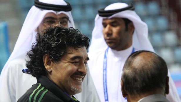 Maradona wirft Steine auf Reporter