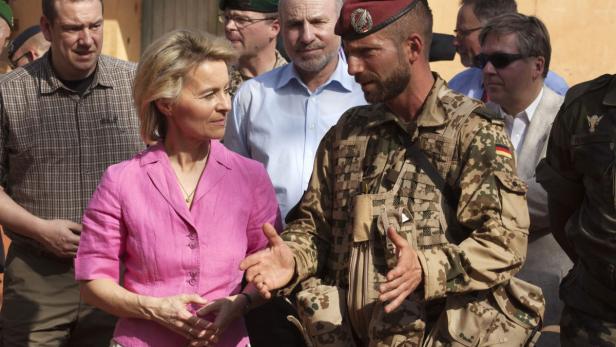 Ursula von der Leyen im Gespräch mit einem Soldaten der Bundeswehr.