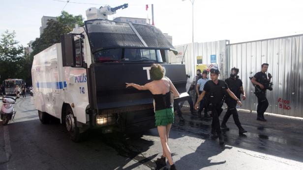 Istanbul: Polizei geht gegen Schwulenparade vor