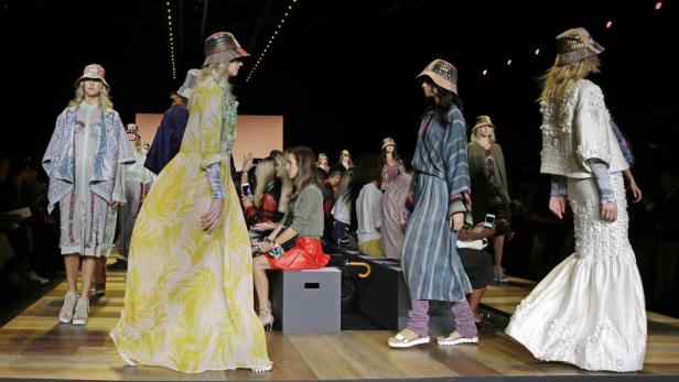 Models präsentieren farbenfrohe Mode auf einem Laufsteg.