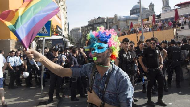 Istanbul: Polizei geht gegen Schwulenparade vor
