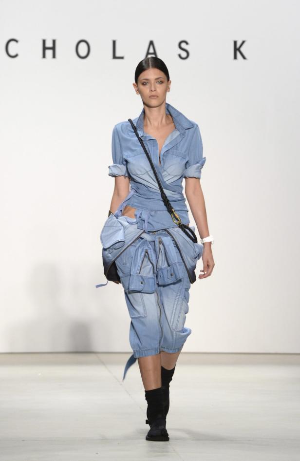 Eine Frau präsentiert ein Denim-Outfit von Nicholas K auf dem Laufsteg.
