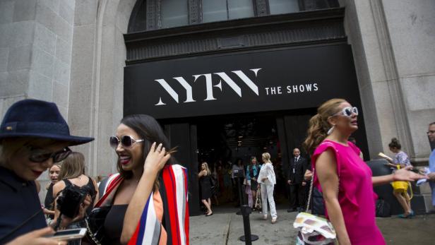Menschen versammeln sich vor dem Eingang zu den NYFW-Shows.