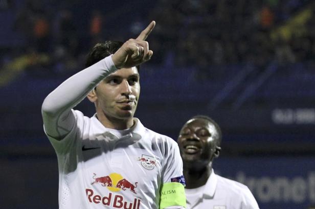 Ein Fußballspieler von Red Bull feiert mit erhobenem Zeigefinger ein Tor.