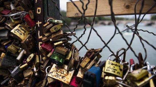 Paris geht gegen "Liebesschlösser" an Brücken vor