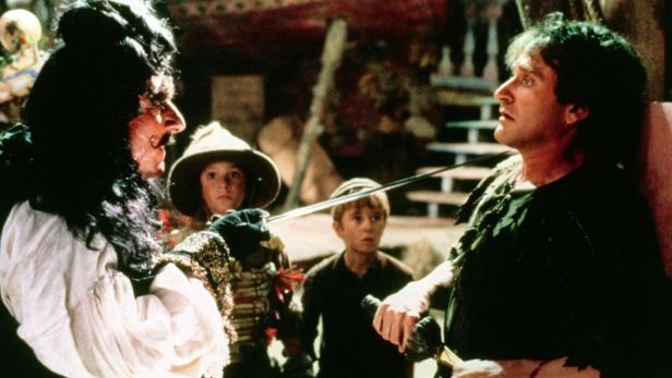Szene aus dem Film „Hook“ mit Robin Williams als Peter Pan und Dustin Hoffman als Captain Hook.
