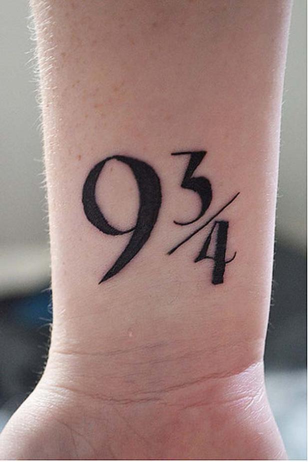 Ein Tattoo der Gleisnummer 9 3/4 aus Harry Potter auf einem Handgelenk.