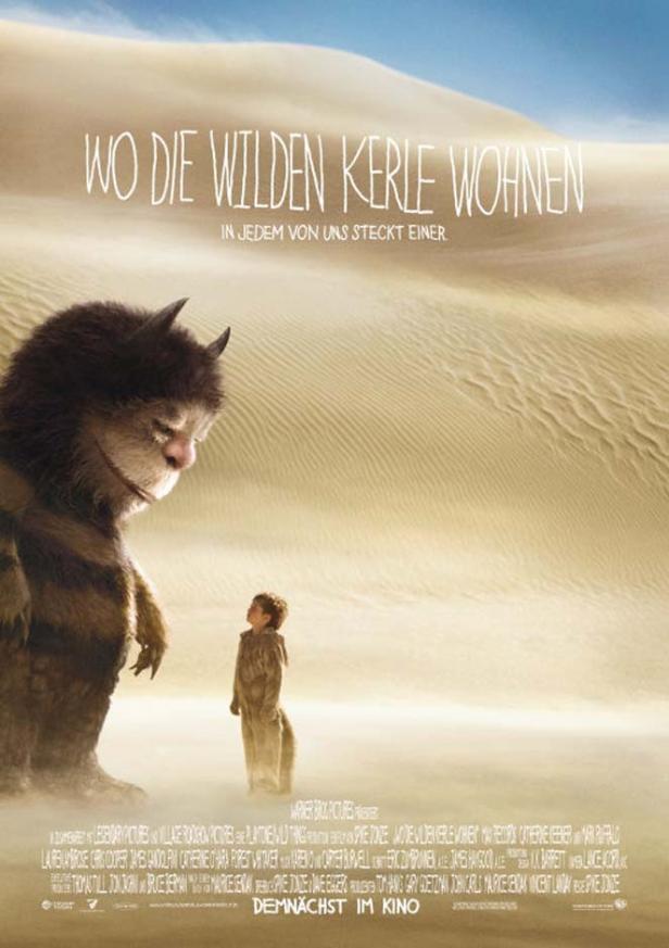 Das Filmplakat für „Wo die wilden Kerle wohnen“ zeigt Max und eines der wilden Wesen in einer Wüstenlandschaft.