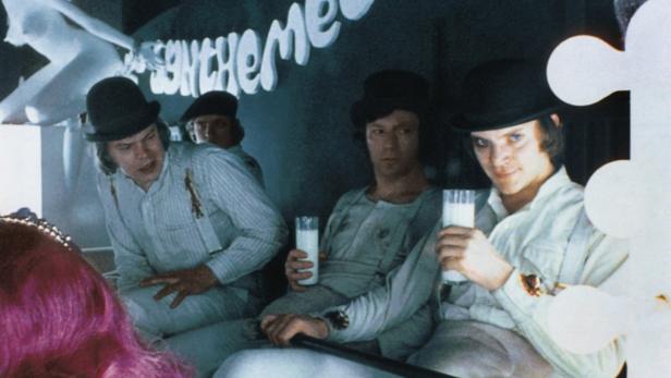 Eine Szene aus dem Film „Uhrwerk Orange“ mit Alex und seinen „Droogs“ in der Milchbar Korova.