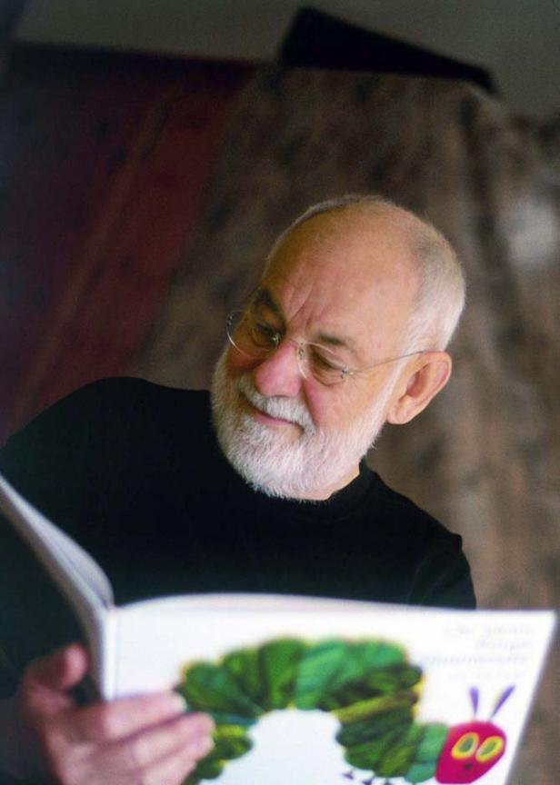 Eric Carle liest sein Buch „Die kleine Raupe Nimmersatt“.