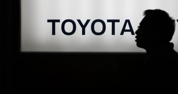 Die Silhouette einer Person vor dem Toyota-Logo.