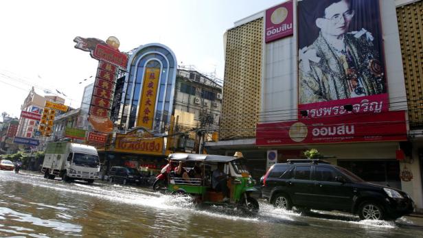 Bangkoks Westen überflutet