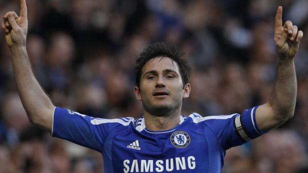 Frank Lampard jubelt mit erhobenen Armen und Zeigefingern.