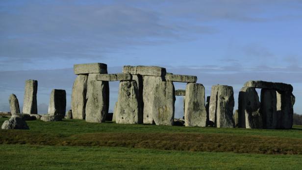 Die Steinformation von Stonehenge auf einer grünen Wiese.