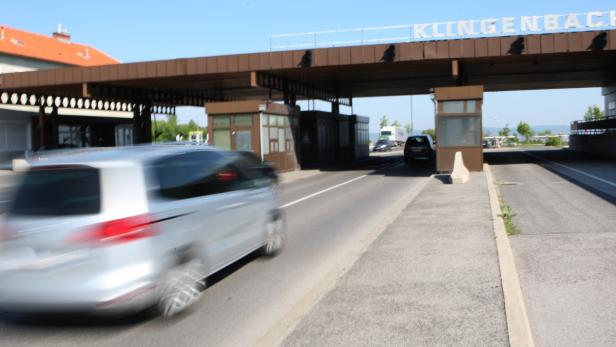 Ein Auto fährt durch den Grenzübergang Klingenbach.