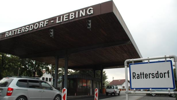 Ein Ortsschild von Rattersdorf-Liebing an einer ehemaligen Grenzübergangsstelle.