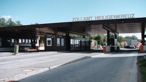 Das Zollamt Heiligenkreuz an einem sonnigen Tag.